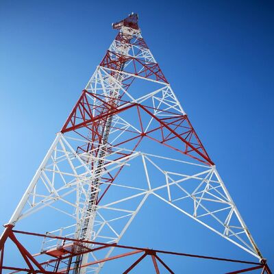 Menara Telkomsel Antena Galvanis Bertiga Kaki Segitiga