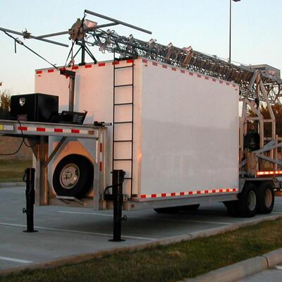 24m 25m 30m Mobil Truk Trailer Dipasang Pencahayaan Tubular Cell On Wheels Telescopic Lattice Antenna Komunikasi Menara Mast