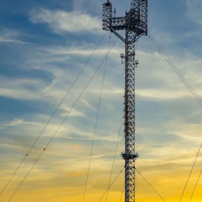 Menara Kawat Penyangga Tahan Lama yang dibangun dengan kabel baja berkekuatan tinggi memberikan solusi untuk struktur yang tinggi dan ramping