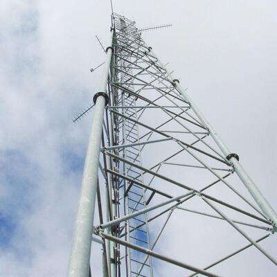 Menara Baja Tubular Berkaki 3 yang Kuat Cocok untuk Microwave 4G 5G dan Sistem Keamanan dengan Konstruksi Baja Tarik Tinggi