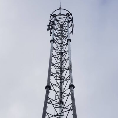 Menara Baja Tubular 3 Kaki Pendukung Mandiri Tiang Telekomunikasi Galvanis Cocok untuk Komunikasi Microwave 5G 4G Luar Ruangan