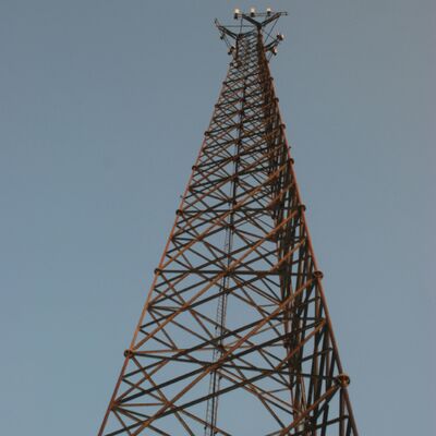 Menara Komunikasi Baja 3 Kaki Tubular Tinggi Kustom 20-100m Untuk Proyek Rekayasa Global
