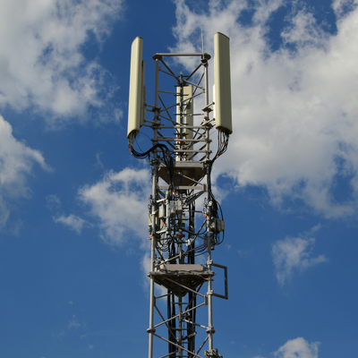 Menara Telekomunikasi Tahan Gempa Gunung Berbentuk Tabung 3 Kaki 18M 42M 9 Tingkat Antiguncangan untuk Area Ketinggian Tinggi