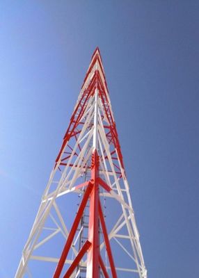 5km 10km 20km Wifi Transmitter dan Receiver Angular Lattice Steel Towers Dukungan nirkabel gelombang mikro