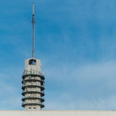 Menara Baja Tubular Berkaki 3 di Atap