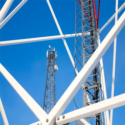 Tiga kaki berdiri bebas kisi menara 60 derajat sudut baja telekomunikasi baja galvanis menara
