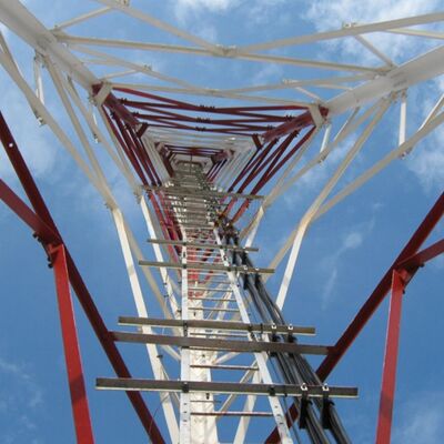 Menara Baja Angular 3 Kaki Menara Komunikasi Wireless Segitiga dengan Kelas Baja Struktural Termasuk Seri ASTM A36