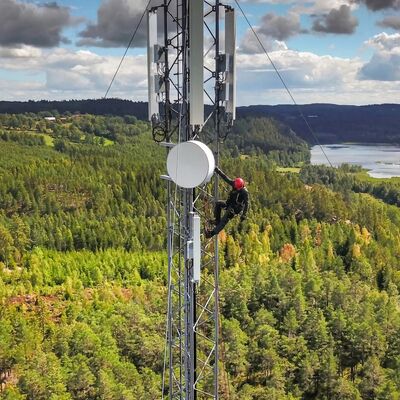 Menara Kawat Guyed yang menampilkan kepatuhan desain dengan standar ANSI/TIA-222-G-H-F dan EN Eropa untuk kinerja struktural