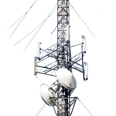 Menara Kawat Guyed yang menampilkan kepatuhan desain dengan standar ANSI/TIA-222-G-H-F dan EN Eropa untuk kinerja struktural