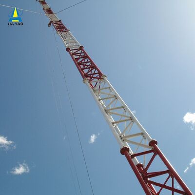 Guyed Wire Tower dirancang untuk memaksimalkan tinggi dengan penggunaan bahan struktural minimal berdasarkan kode desain ANSI/TIA-222-G-H-F