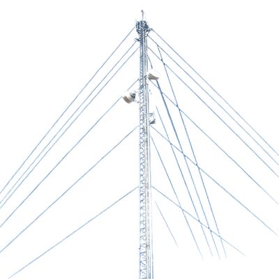 Menara Wire Guyed dibangun dari kelas baja struktural termasuk ASTM A36 dan EN10025 S355JR untuk kekuatan dan daya tahan yang superior