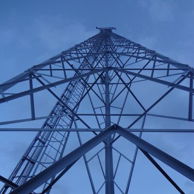 Menara Telkomsel Antena Galvanis Bertiga Kaki Segitiga