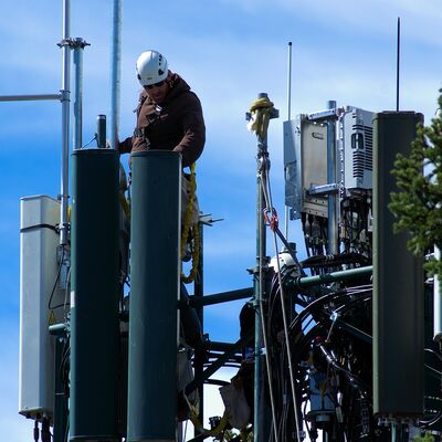 Menara Telkomsel Antena Galvanis Bertiga Kaki Segitiga