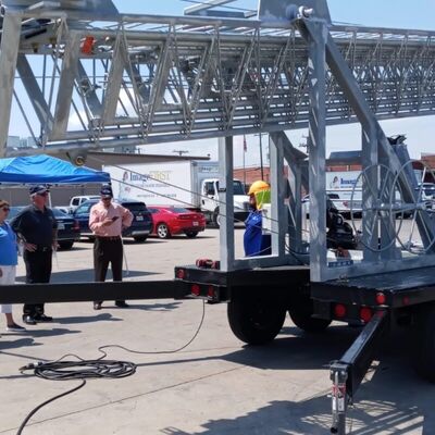 Menara Teleskop 15-30M Tube Solid Rod Komunikasi Antenna Lampu Truk Dipasang 40M/S Resistensi Angin Hot Dip Galvanized