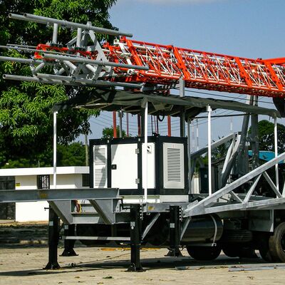 Menara Teleskop 15-30M Galvanized Steel Truck dipasang antena komunikasi 40M/S Windproof