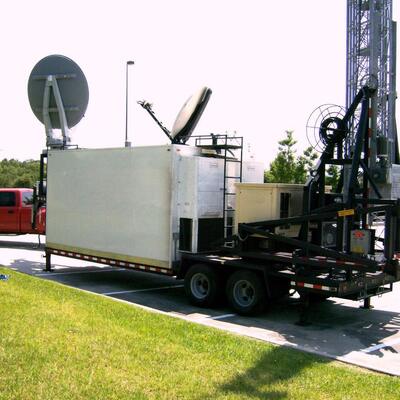 Mobil Truk Dipasang Teleskop Galvanis Baja 15 20 25 30M 5G 4G Wifi Menara Komunikasi pada Roda