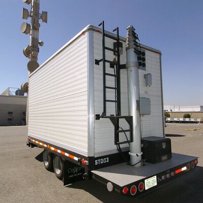 24m 25m 30m Mobil Truk Trailer Dipasang Pencahayaan Tubular Cell On Wheels Telescopic Lattice Antenna Komunikasi Menara Mast