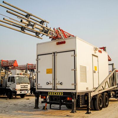 24m 25m 30m Mobil Truk Trailer Dipasang Pencahayaan Tubular Cell On Wheels Telescopic Lattice Antenna Komunikasi Menara Mast