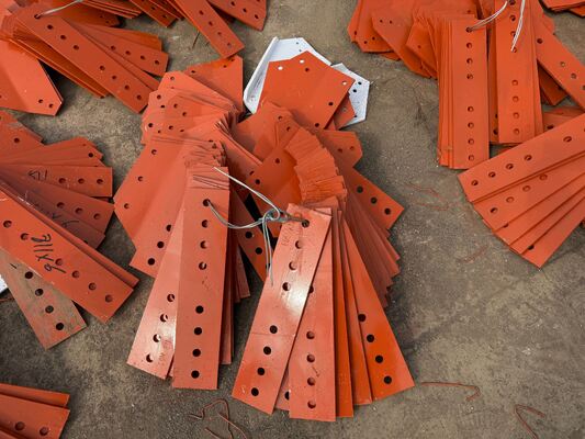 Menara Baja Bersudut 3 Kaki Menara Komunikasi Nirkabel Segitiga dengan Beberapa Platform Operasi dan Penangkal Petir untuk Keamanan