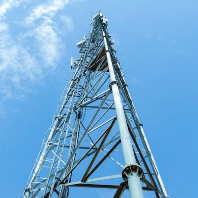 17 25 33M Tiang Komunikasi Gelombang Mikro Baja Galvanis Tubular 3 Kaki Perawatan Rendah Luar Ruangan 5G 4G