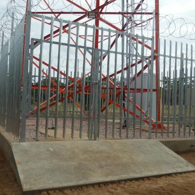 Menara Antena Energi Surya Dengan Penyimpanan Energi Tiang Galvanis Pendukung Mandiri 20 30 40M 4G 5G