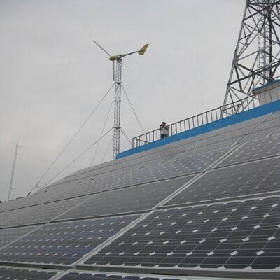 Menara Antena Bertenaga Surya Dengan Cadangan Baterai Baja Galvanis 22 32 42M 4G 5G Tiang Telekomunikasi