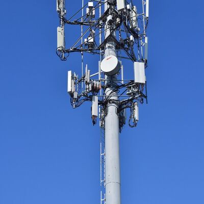 16 24 32M Monopole Estetika Perkotaan Baja Galvanis Mandiri Luar Ruangan 5G 4G Menara Telekomunikasi Lanskap Satelit