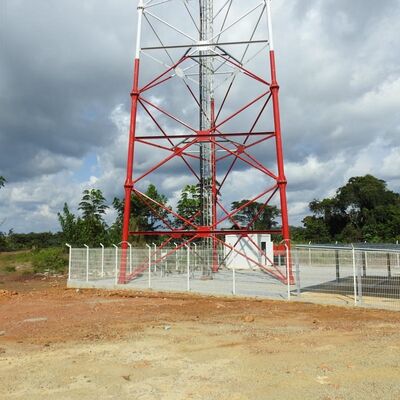 Menara Baja Tubular 55M Tahan Cuaca 3 Kaki dengan Kekuatan Dampak Tinggi untuk Instalasi Telekomunikasi Microwave dan Keamanan