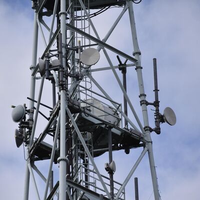 Menara Baja Tubular Berkaki 3 Tugas Berat dengan Perawatan Permukaan Galvanis Hot Dip untuk Infrastruktur Telekomunikasi Tahan Lama