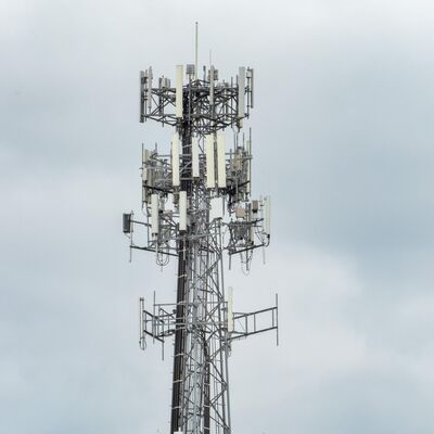 Menara Baja Tubular Berkaki 3 Tugas Berat dengan Perawatan Permukaan Galvanis Hot Dip untuk Infrastruktur Telekomunikasi Tahan Lama