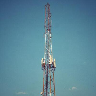 Umur panjang 3 kaki menara baja tabung galvanis tiang telekomunikasi dirancang untuk aplikasi jaringan gelombang mikro 5G 4G di luar ruangan