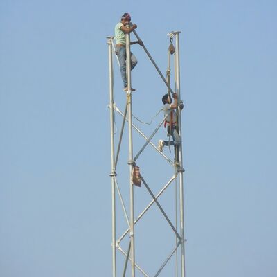Umur panjang 3 kaki menara baja tabung galvanis tiang telekomunikasi dirancang untuk aplikasi jaringan gelombang mikro 5G 4G di luar ruangan