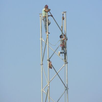 Menara Baja Tubular 3 Kaki Pendukung Mandiri Tiang Telekomunikasi Galvanis Cocok untuk Komunikasi Microwave 5G 4G Luar Ruangan