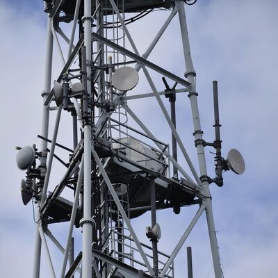 Menara Baja Tubular 3 Kaki Pendukung Mandiri Tiang Telekomunikasi Galvanis Cocok untuk Komunikasi Microwave 5G 4G Luar Ruangan