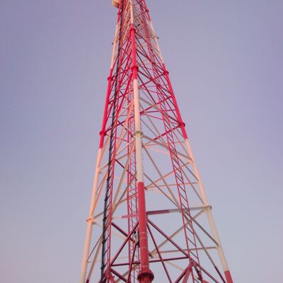 Menara Komunikasi Baja 3 Kaki Tubular Tinggi Kustom 20-100m Untuk Proyek Rekayasa Global