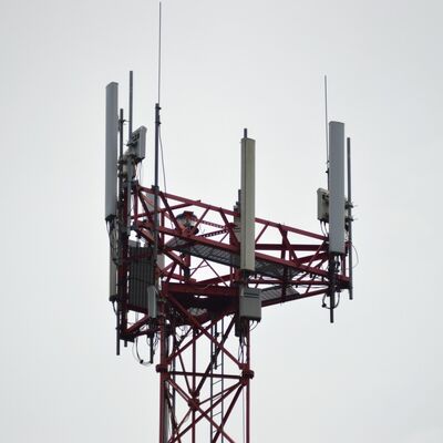 Menara Komunikasi Baja 3 Kaki Tubular Tinggi Kustom 20-100m Untuk Proyek Rekayasa Global