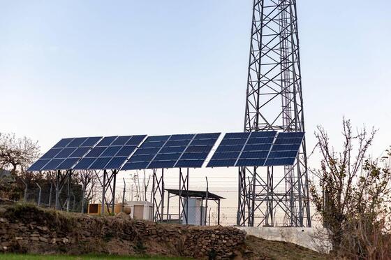 Menara Telekomunikasi Kisi Surya Off-Grid Sudut 4 Kaki 15 22 38M dengan Baja Galvanis dan Cadangan Baterai untuk Komunikasi Darurat