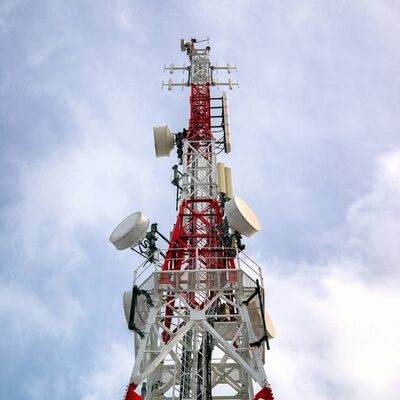 20 30 40 60 M Meter Hot Dip Galvanis Menara Baja Sudut 4 Berkaki Multi Antena Untuk Perkotaan 5G