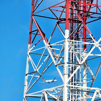 40M 80M Q355 Baja 4 Menara Telekomunikasi Berkaki Galvanis Tahan Angin Untuk Zona Angin Tinggi Pesisir