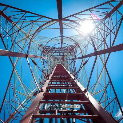 40M 80M Q355 Baja 4 Menara Telekomunikasi Berkaki Galvanis Tahan Angin Untuk Zona Angin Tinggi Pesisir