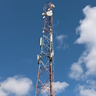 Menara Komunikasi Baja Kisi Tubular Berkaki 3 50M Hemat Biaya untuk Pemancar Sinyal GSM/LTE dengan Galvanisasi Hot-DIP Masa Pakai 30 Tahun