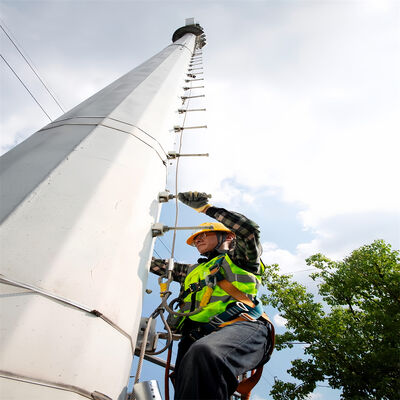 Menara Telekomunikasi Monopole Kelas Industri 20m-40m dengan Tangga Panjat Internal dan Platform Pemeliharaan untuk Stasiun Pangkalan Kota Cerdas Perkotaan